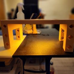 20230820_213400.jpg Archivo STL gratis Soporte de monitor con ranura para luz LED・Diseño de impresión 3D para descargar