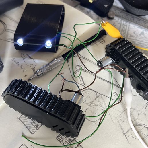 IMG_7608.jpg Funkgesteuerter Mini-Roboter.