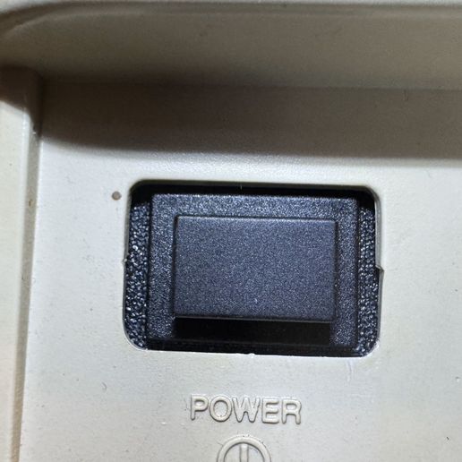 IMG_2661.jpg 用于替代电源开关的 Commodore Monitor 1084S-D 适配器。