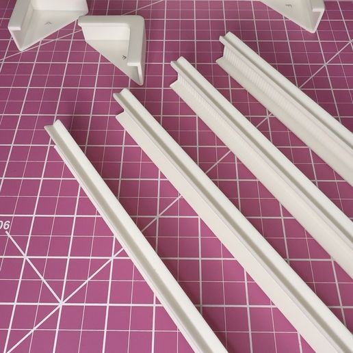 DIY Craft Table with Scissor Track - 3D model önizlemesi