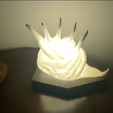 Screenshot-2026-03-27-alle-22.11.56.png Crown Shell LED Lamp — Dramatic Ambient Light | Spiked Shell | CR2032 | PLA Matte + CF Base