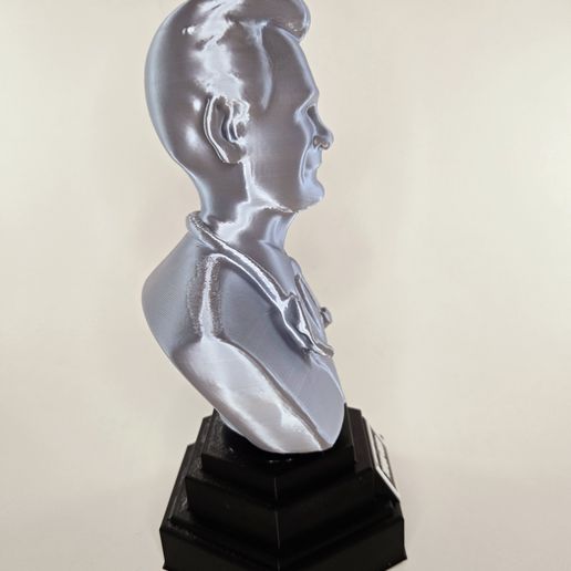 20241027_071107.jpg Busto de médico com texto personalizado