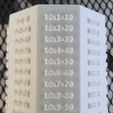 0a04a3ed-56a3-450c-bb89-a01b3d4611f0.jpg Uma caixa de lápis decagonal com uma TABELA DE MULTIPLICAÇÃO