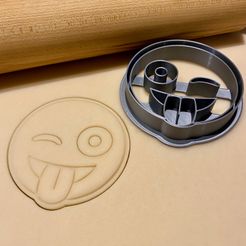 IMG_3271.jpeg Archivo STL Cortador de galletas emoji "guiño con la lengua"・Idea de impresión 3D para descargar