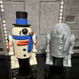 320536745_538784514839132_1467096817571467791_n.jpg STL file STAR WARS ADVENT CALENDAR 2022 DAY #20, VINTAGE FROSTY R2 DROID FIGURE, 3.75", 1/18 KENNER, HASBRO・3D printer model to download