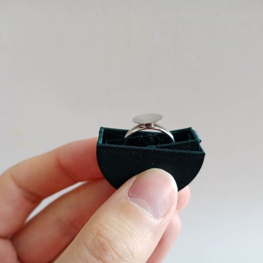 334882452_190081403744273_5362001215867705424_n.jpg RING BOX