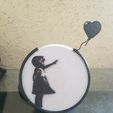 IMG_20231229_155145.jpg Suporte Alexa Echo Pop Menina com Balão Banksy