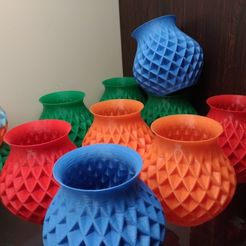 Doppelt gedrehte Vase