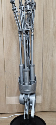 Рука Terminator T800 в масштабе 1/1