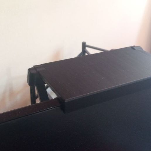 55d5c54c-a42c-4bf7-a89f-19f88582c0c9.jpg Monitor top shelf
