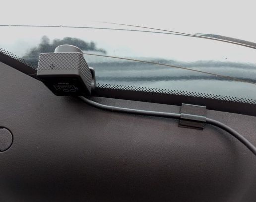 trim_cable_clip_photo.jpg Cable clip for panel edge (4mm)