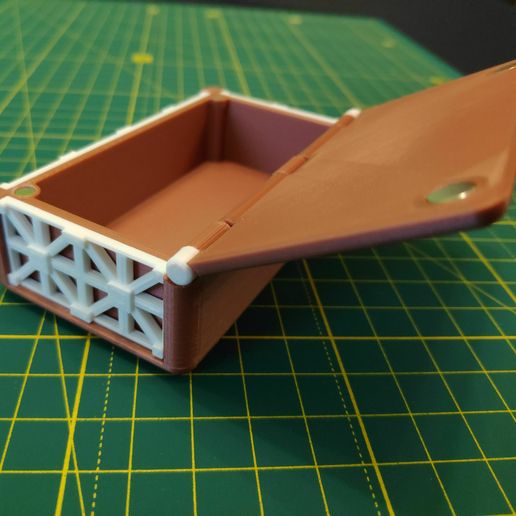 IMG_20210109_141401.jpg Шкатулка с узором в виде римской решетки