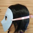 another-side-view-of-female-mannequin-in-perihelion-moretta-mask-with-pink-ribbon.jpg Moretta/Servetta Muta - Máscara de mascarada veneciana - Perihelion Prints