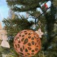 412815954_833679021845828_4907434657512022911_n.jpg Voronoi Christmas ball Ornament