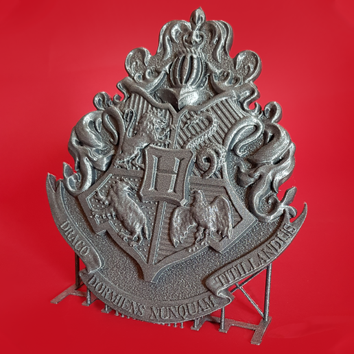 20200309_1446134rekt.png Hogwarts Crest