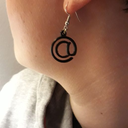 at sign 2.jpg Au niveau des boucles d'oreilles