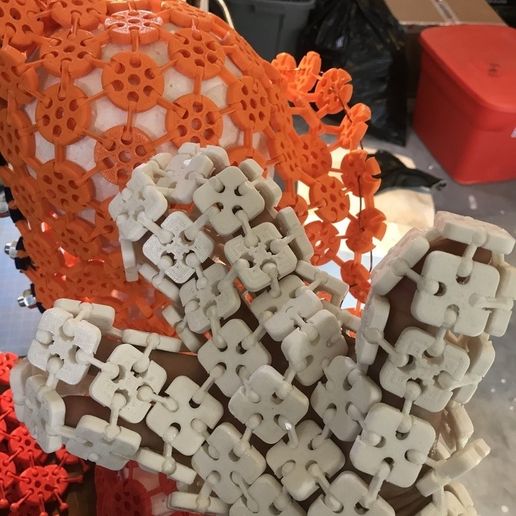 aa77dd8aba91d4caf50e55e6001a5712_display_large.JPG Gant à trois doigts imprimé 3D à mailles carrées avec bouton-pression.