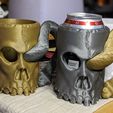 00100lrPORTRAIT_00100_BURST20200114171729066_COVER.jpg STL file Beer can holder skull & snake Tankard・3D printable model to download
