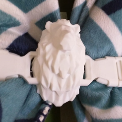 lion_buckle.png Low poly lion head cloak buckle