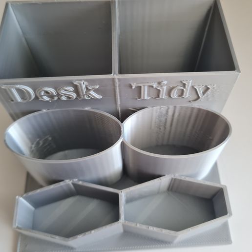 20250623_113301.jpg Arrumação de secretária pequena e compacta