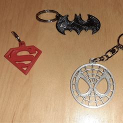 Super-heros-keychain.jpg STL-Datei Superhelden Schlüsselanhänger, Batman, Superman, Spiderman. Schlüsselanhänger kostenlos・3D-druckbare Vorlage zum herunterladen, SavingWithDIY