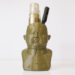kim_jung_1.jpg Archivo STL gratis Kim Jong Un Pen Cup・Diseño imprimible en 3D para descargar