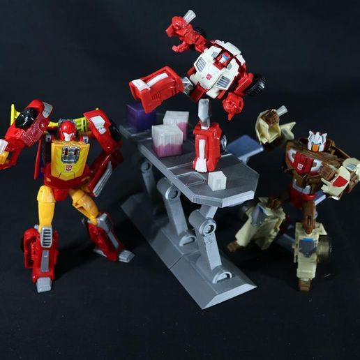 SwerveBarTable03.JPG Swerve's Bar on Lost Light - Table and Accessories