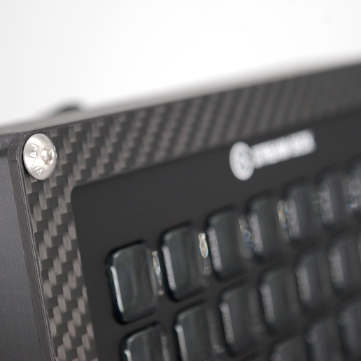 stream-deck-xl-case-with-carbon-front-13.png Soporte para maletín Elgato Stream Deck XL
