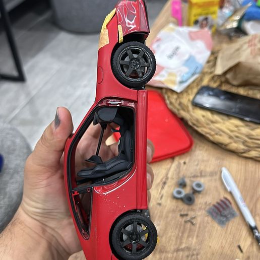 WhatsApp-Image-2024-04-09-at-12.19.13.jpeg 1/18 Autoart 996 Porscche Axles systems