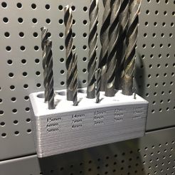 IMG_1945x.jpg Fichier STL gratuit Support de mèche de forage pour panneau à chevilles avec trous de 4 mm et espacement de 12 mm (Biltema)・Idée pour impression 3D à télécharger