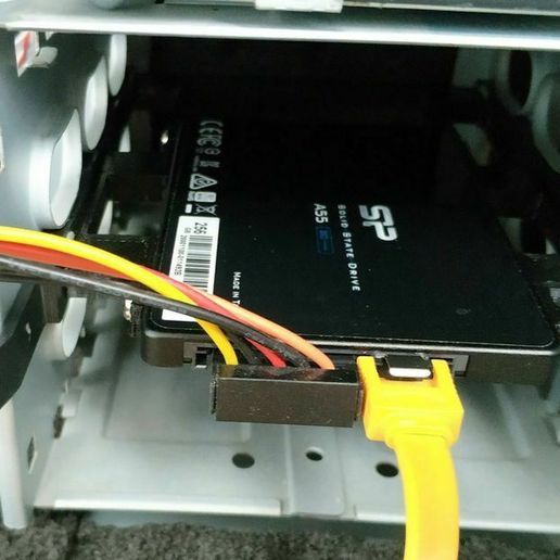 d8866408-5f2b-45f3-bcfd-9277ef31a5a0.jpg Adattatore per dischi SSD