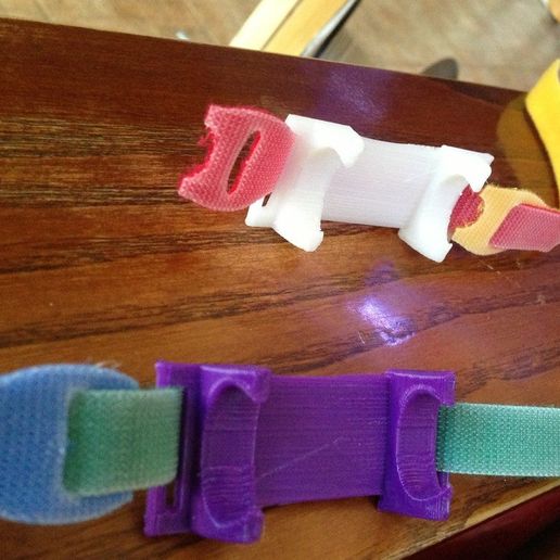 STLDatei FitBitHalterung mit Schlaufen für Armband kostenlos・Objekt