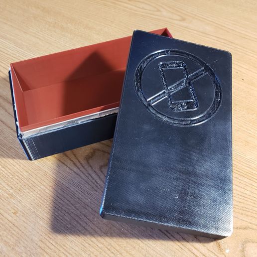 20190305_170715.jpg Free STL file "NO DISTRACTIONS!" This box will save your marriage! Dual Cell Phone Faraday Cage Box・3D printing design to download, ThatJoshGuy