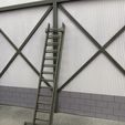Ladder-against-warehouse-wall.jpg Escalera extensible telescópica de dos partes con base ancha 1/14