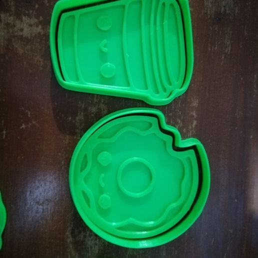 donut cookie cutter and glass 3D model