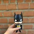 IMG-20260821-WA0006.jpg Batman in stile Funko Pop – STL multicomponente multicolore | Senza AMS