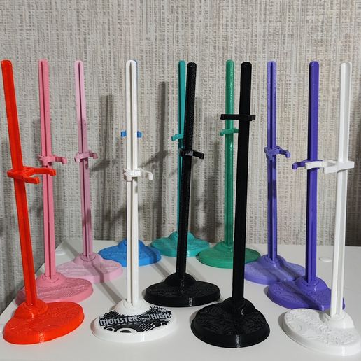 1000070585.jpg Suporte para bonecas Monster High G1, G2, G3 - Suportes para fêmeas e machos, opção de tamanho grande, impressão multicolorida