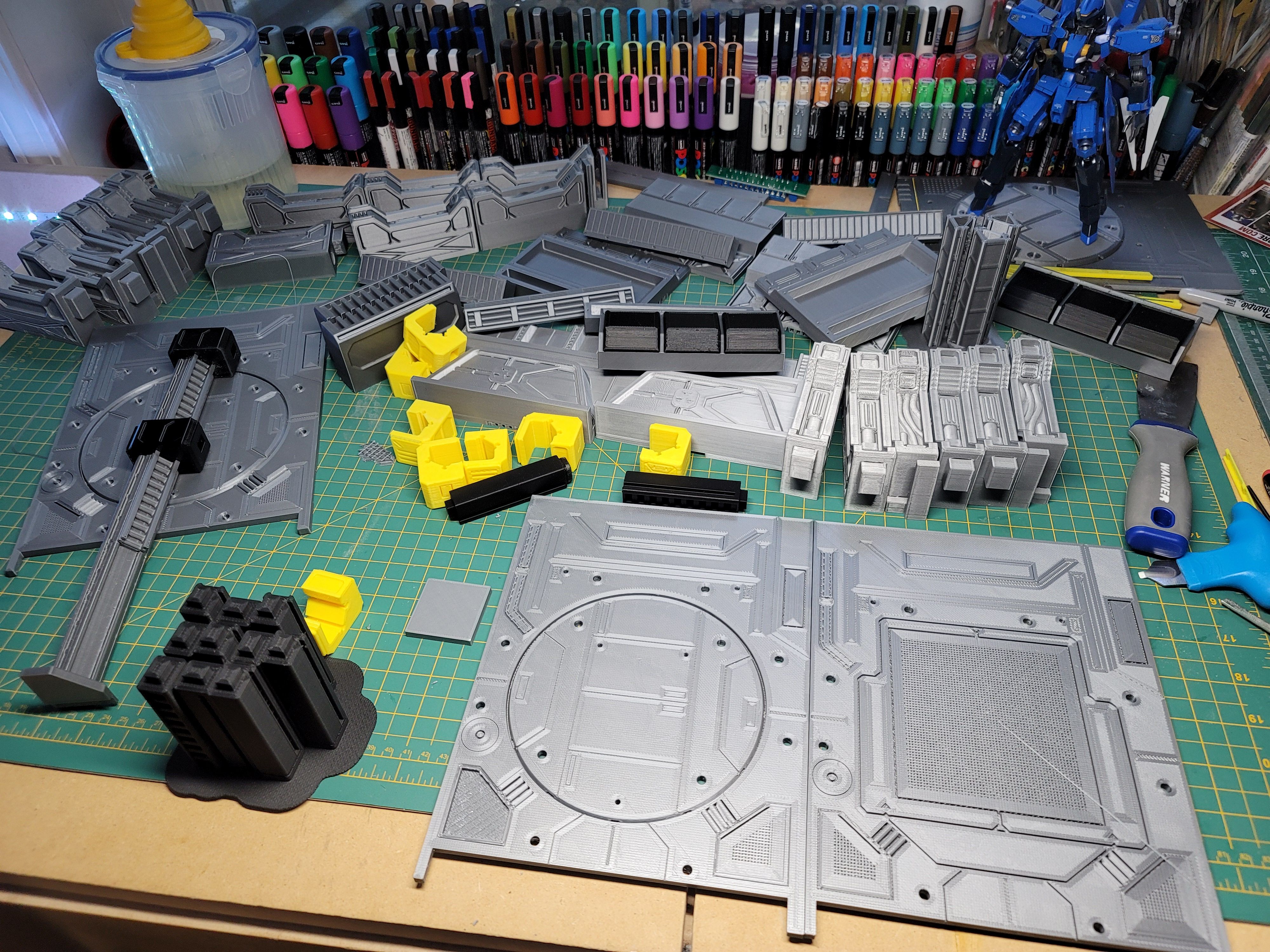 20210920_093757.jpg Download file Gundam Gunpla Mecha hangar base. • 3D printable design, saxreign