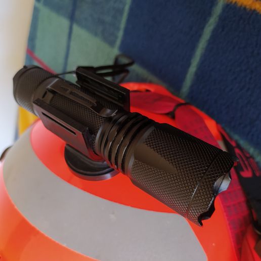 IMG_20200822_124938.jpg 为消防员头盔提供手电筒支持。