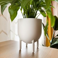 pot-with-legs-outside.jpg pot with legs, planter with 4 legs