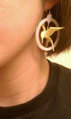 WearingEarring_display_large_display_large.jpg p Boucle d'oreille #3 Hunger Games Mockingjay