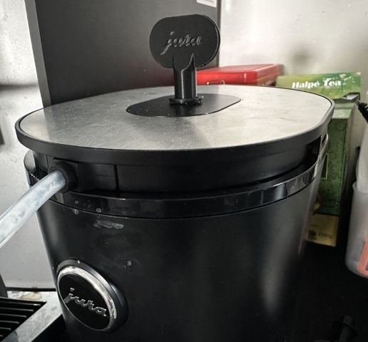 8c8346a2-794b-4fe6-aa33-199eefa5cca6.JPG Jura cofee machine milk container tool