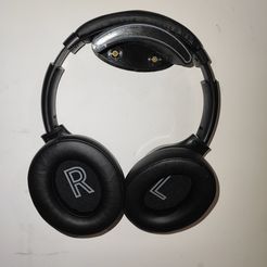 IMG_20231126_182323-1.jpg SMALL WALL BRACKET FOR HEADPHONES