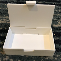 Box-Half-closed.png Бесплатный STL файл Защелкивающаяся коробка с печатью・Модель 3D-принтера для скачивания, PatricktheBioSTEAMist
