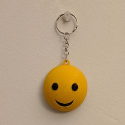 IMG_20200907_230136-01.jpg Free 3D file Smiley Emoji Keychain・3D printer model to download