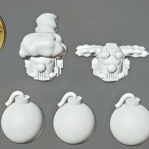 20251011_234435.jpg Clown Raiders con accesorios