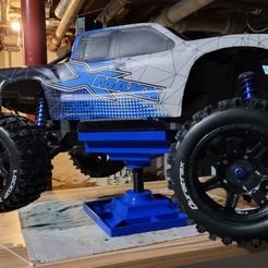 Stand_with_Truck.JPG Traxxas X-Maxx Stand