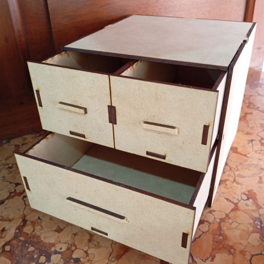 0ff90f89-b5b0-4fa0-8aa4-95b99cd59b0a.jpg Cómoda tripla