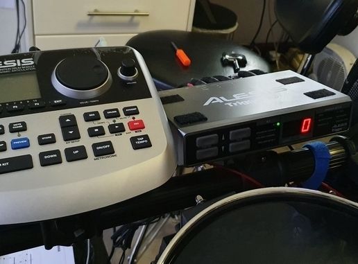 20200516_180312.jpg Placa de montagem em rack Alesis Trigger I/o (duas versões)