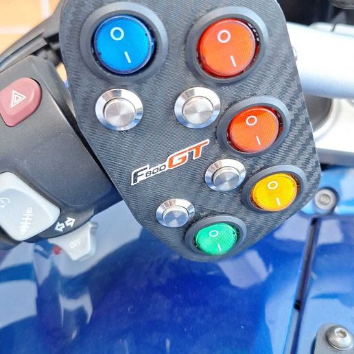 fotouno.jpeg BMW F800GT Boîte de commutation auxiliaire - Panneau de commande au guidon pour feux et accessoires